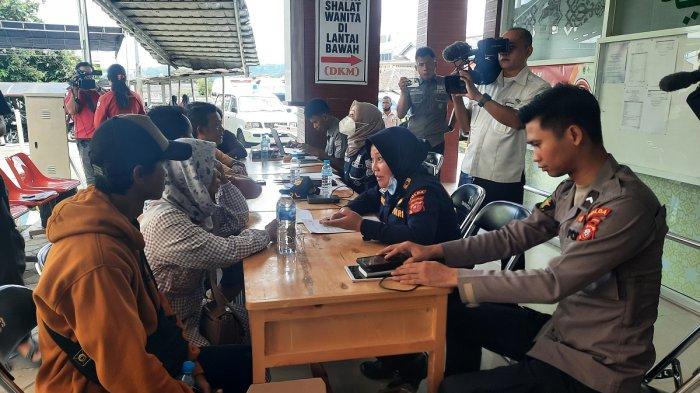 KELUARGA KORBAN - Sejumlah keluarga korban kecelakaan maut di GT Ciawi Bogor mendatangi Posko Ante Mortem DVI di RSUD Ciawi, Kabupaten Bogor, Jawa Barat, pada Rabu (5/2/2025). Dari 8 korban meninggal dunia dalam kecelakaan tersebut, baru 2 orang yang berhasil teridentifikasi.