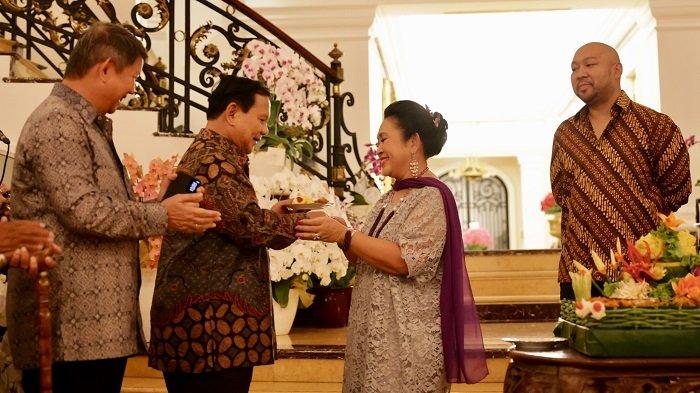Momen Ketua Umum Partai Gerindra, Prabowo Subianto menerima potongan kue ulang tahun ke-65 Titiek Soeharto, Minggu malam, 14 April 2024.