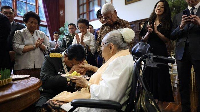 Setelah dianugerahi jenderal bintang 4 dari Presiden Joko Widodo (Jokowi), Menteri Pertahanan Prabowo Subianto menggelar syukuran bersama keluarganya di Jalan Kertanegara 4, Jakarta Selatan, Rabu (28/2/2024).