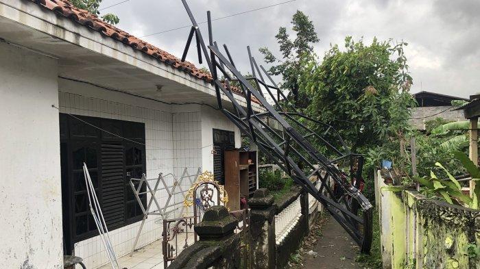 ANGIN PUTING BELIUNG - Angin puting beliung melanda sejumlah rumah di Jalan Kh Mukhlis Kampung Buwek, Desa Sumber Jaya, Kecamatan Tambun Selatan, Kabupaten Bekasi pada Kamis (6/2/2025). Lebih kurang 10 rumah hancur akibat bencana alam tersebut.