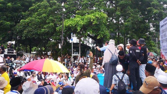 Sejumlah massa lakukan aksi unjuk rasa di kawasan Patung Kuda, Jalan Medan Merdeka Barat, Jakarta Pusat pada Jumat (19/4/2024).
Pantauan Wartakotalive.com dilokasi, terlihat massa aksi didominasi oleh pendukung dari pasangan capres-cawapres nomor urut 1, Anies Baswedan-Muhaimin Iskandar.