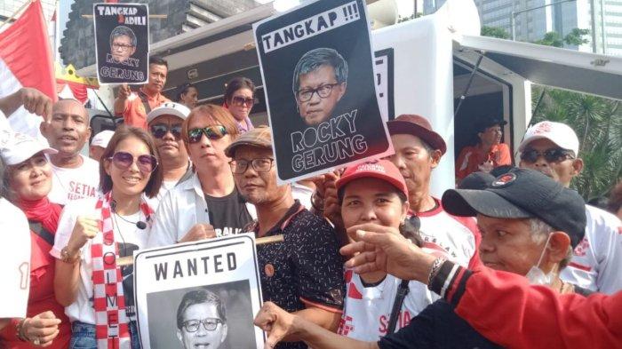 Relawan Joko Widodo geruduk Polda Metro Jaya, Kamis (3/8/2023). Mereka mendesak Polri segera menangkap akademisi Rocky Gerung. (Ramadhan L Q)