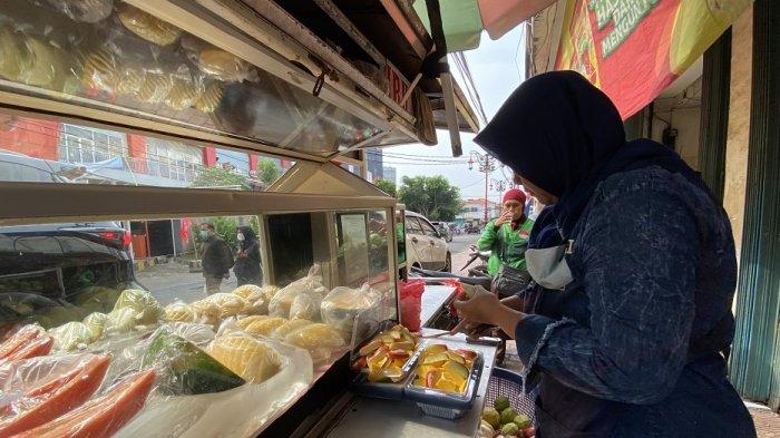 Rujak Proyek Bu Sri Cirebon berlokasi Jalan Mayor Oking, Margahayu, Bekasi Timur, Sabtu (15/7/2023)