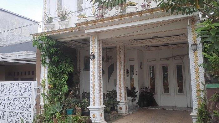 Suasana rumah satu keluarga jadi korban luka kecelakaan di Tol Cipularang KM 92 di Perumahan Truly Estate RT 04 RW 02, Desa Purwasari, Kecamatan Purwasari pada Selasa (12/11/2024).