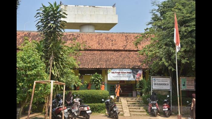 SEKOLAH TERHIMPIT TOL - Kondisi SDN Burangkeng 04 yang terletak dekat proyek Jalan Tol Jakarta-Cikampek Paket 2A di Setu, Kabupaten Bekasi, Jawa Barat.