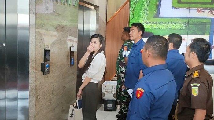 Sandra Dewi memberikan salam saranghaeyo saat menunggu lift di Kejaksaan Agung, Kamis, 4 April 2024.
