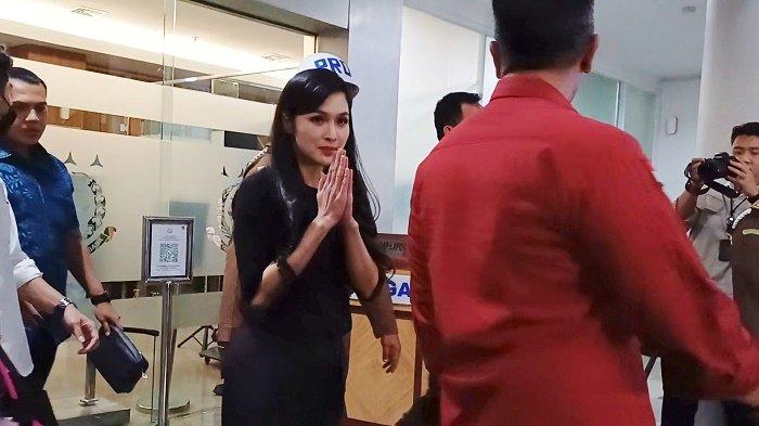 Aktris Sandra Dewi kelelahan usai menjalani pemeriksaan selama 10 jam di Kejaksaan Agung Republik Indonesia, Rabu (15/5/2024).
