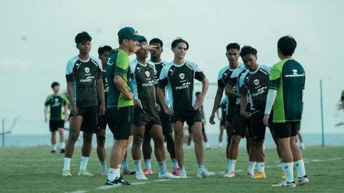 Pelatih Shin Tae-yong memimpin latihan Timnas Indonesia menjelang turnamen Piala AFF 2024 (PSSI)