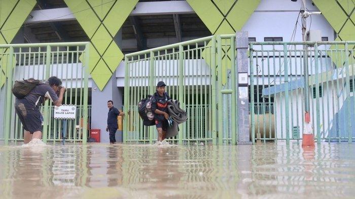 BANJIR STADION PATRIOT --- Banjir menggenang di Stadion Patriot Chandrabhaga, Bekasi, Jawa Barat, Selasa (4/3/2025). Duel Persija vs PSIS yang semula akan bergulir pukul 20.30 WIB pun terpaksa diundur karena banjir.