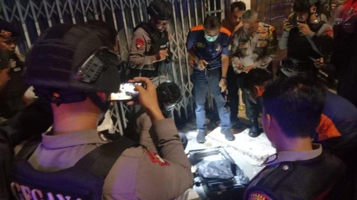 Temuan koper diduga bom di Jalan Jembatan Batu Pinangsia Kecamatan Taman Sari Jakarta Barat.