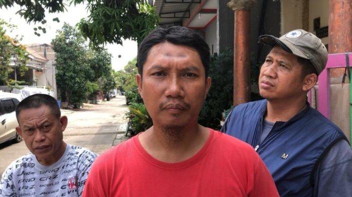 TOWER DI RUMAH - Ketua RT 06 RW 13, Kelurahan Harapan Baru, Kecamatan Bekasi Utara, Kota Bekasi, Rosadi saat ditemui di lokasi, Rabu (16/4/2025). Rosadi kembali mengeluhkan belum dibongkarnya tower provider di atas bangunan rumah salah satu warga yang sudah tidak tinggal di lokasi.