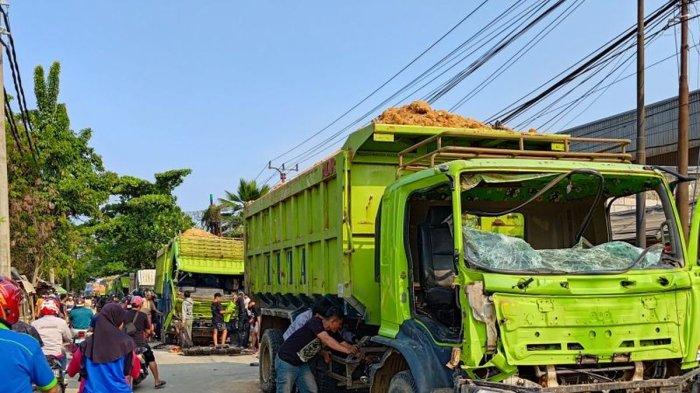 Sejumlah kendaraan di jarah oleh warga yang melakukan aksi penghadangan di jalan Salembaran Jaya Barat, Teluknaga, Kabupaten Tangerang, Kamis (7/11/2024).(ANTARA/Azmi Samsul Maarif)