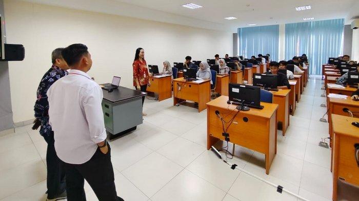 UTBK 2025 - Suasana Ujian Tulis Berbasis Komputer (UTBK) Tahun 2025 di Universitas Singaperbangsa Karawang (Unsika) pada Rabu (23/4/2025).
