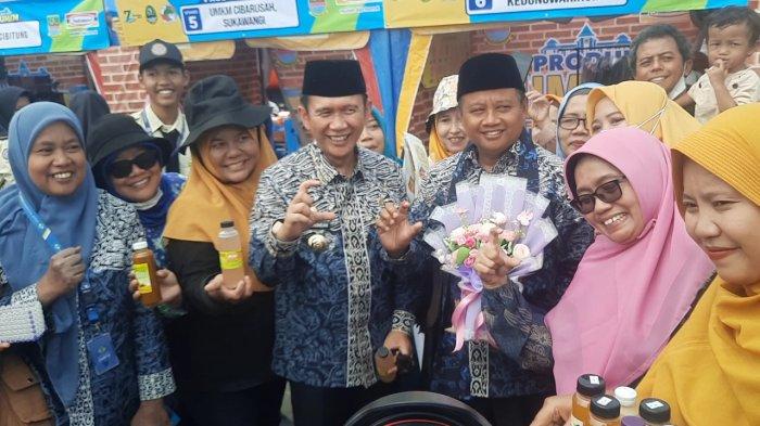 Wakil Gubernur Jawa Barat, Uu Ruzhanul Ulum saat membuka puncak peringatan Hari Koperasi Nasional ke-76 tingkat Provinsi Jawa Barat yang dilaksanakan di Central Park Meikarta, Kecamatan Cikarang Selatan, Kabupaten Bekasi pada Kamis (27/7/2023).