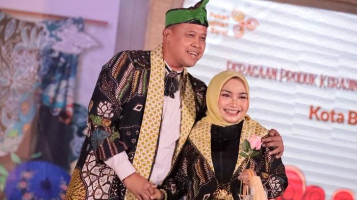 ACARA SUNDA KARSA — Wali Kota Bekasi Tri Adhianto dan Ketua Dekranasda Kota Bekasi Wiwiek Hargono Tri Adhianto menghadiri ajang tahunan Sunda Karsa Fest 2025: Karya Kreatif Jawa Barat, di Trans Convention Centre, Bandung, Jumat (18/7/2025).
