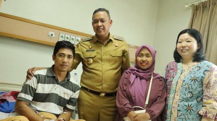 JENGUK SATPAM DIANIAYA --- Tri Adhianto bahkan sudah menjenguk Sutiyono, korban penganiayaan keluarga pasien, yang hingga kini masih menjalani perawatan di RS Mitra Keluarga Bekasi. Tri Adhianto pun meminta pihak kepolisian dalam hal ini Polres Metro Bekasi Kota untuk segera menyelesaikan kasus penganiayaan yang dilakukan oleh keluarga pasien terhadap satpam RS Mitra Keluarga Bekasi.