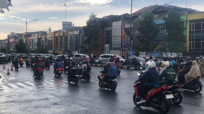 ARUS BALIK LEBARAN - Situasi lalu lintas saat arus balik mudik H+2 lebaran di Jalan Chairil Anwar, Kecamatan Bekasi Timur, Kota Bekasi atau jalur dari arah Pantura Kalimalang menuju Jakarta pada Rabu (2/4/2025).