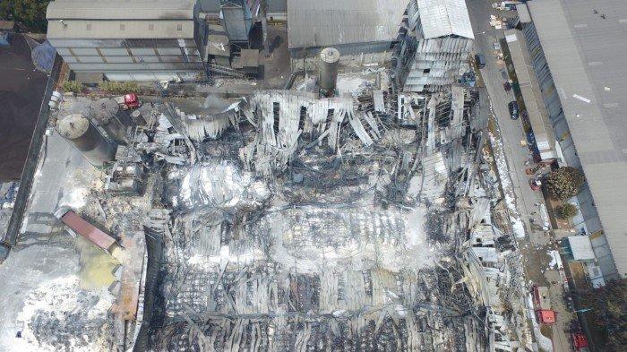 Pantauan jurnalis TribunBekasi.com melalui drone mengarah lokasi kebakaran pabrik di Pondok Ungu, Kota Bekasi, pada Sabtu (2/11/2024) pukul 11.30 WIB. Amatan dari udara menunjukkan bangunan pabrik dalam kondisi luluh lantak.