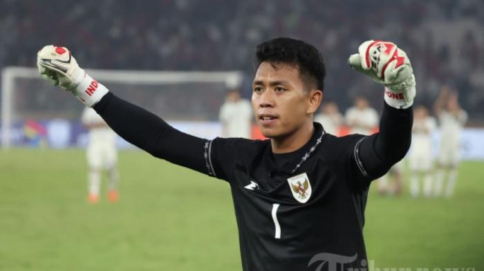 KIPER TIM U23 - Luapan kegembiraan kiper Timnas U-23 Indonesia Muhammad Ardiansyah saat melawan Timnas Thailand pada semifinal Piala AFF U-23 di Stadion Utama Gelora Bung Karno (SUGBK), Jakarta, Jumat (25/7/2025). Timnas U23 Indonesia berhasil mengalahkan Thailand dengan skor 7-6 lewat adu penalti usai bermain imbang 1-1 pada waktu normal. Foto diambil menggunakan kamera Canon EOS R1 dengan lensa RF 100-500mm.