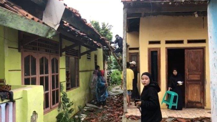 KORBAN PUTING BELIUNG -- Warga memeriksa rumahnya yang rusak akibat tersapu puting beliung, Kamis (6/2/2025) pagi. Bencana alam ini merusak sejumlah rumah di Jalan KH Mukhlis, Tambun Selatan, Kabupaten Bekasi, Jawa Barat.