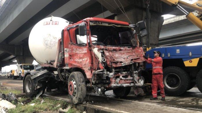 KECELAKAAN TRUK LPG - Truk tangki bernomor polisi G 8436 DE milik Pertamina dengan kapasitas 15 ton LPG terlibat kecelakaan lalu lintas tunggal di Tol Km 10 400 B Jakarta Cikampek, Kecamatan Bekasi Selatan, Kota Bekasi atau dari arah Bandung mengarah ke gerbang tol Cikunir pada Rabu (2/4/2025).