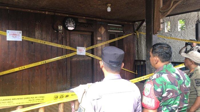 LOKASI DUKUN CABUL - Lokasi praktik dukun cabul yang sudah disegel Satpol PP di Jalan Raya Hankam Gang Masjid Samawa 2 RT 2 RW 6, Kelurahan Jatimurni, Kecamatan Pondok Melati, Kota Bekasi, Selasa (13/5/2025).