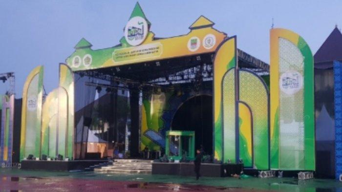 Panggung utama acara Musabaqoh Tilawatil Qur'an (MTQ) ke-38 Provinsi Jawa Barat didirikan di depan kantor Bupati Bekasi, Jumat (26/4/2024).