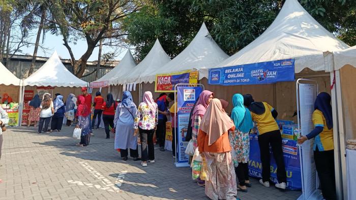 OPERASI PASAR MURAH - Suasana Operasi Pasar Murah (OPM) di Halaman Kantor Kelurahan Teluk Pucung, Kecamatan Bekasi Utara, Kota Bekasi, Kamis (31/7/2025).