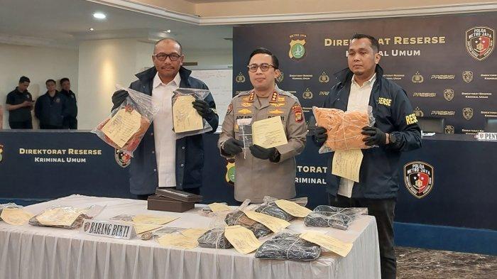 PEMBUNUHAN NENEK BIMIH - Dirreskrimum Polda Metro Jaya Kombes Wira Satya Triputra (kiri) dan Kabid Humas Polda Metro Jaya, Kombes Ade Ary Syam Indradi menunjukkan barang bukti kasus perampokan dan pembunuhan terhadap nenek Bimih (71) yang dilakukan lima tersangka di Cabangbungin, Kabupaten Bekasi, Senin (17/2/2025). Para tersangka dijerat Pasal 365 KUHP tentang pencurian/perampokan dan atau Pasal 338 KUHP tentang pembunuhan.