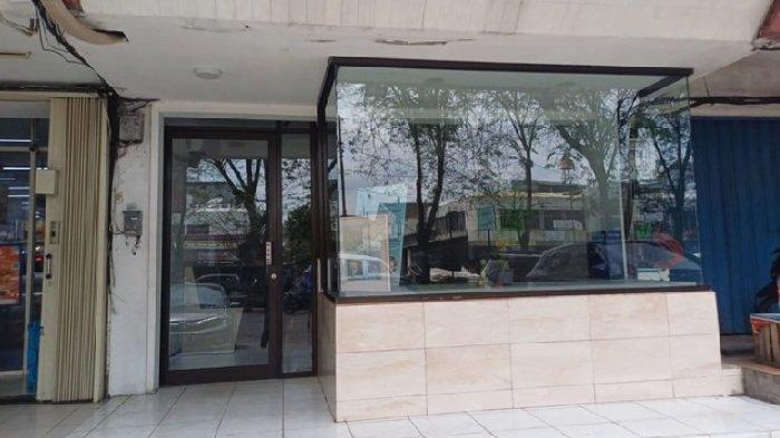 Suasana ruko lokasi penemukan mayat wanita berinisial RN, Sabtu (20/4/2024). Ruko yang difungsikan sebagai kafe ini berlokasi di Jalan Boulevard, Kelapa Gading, Jakarta Utara.