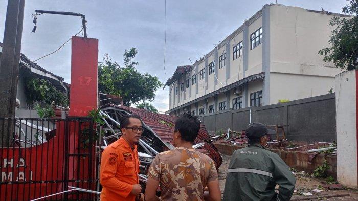 BANGUNAN RUSAK - Puluhan bangunan rusak dan mobil terlempar akibat diterjang angin puting beliung di Kampung Telajung RT 002 RW 05, Desa Telajung, Kecamatan Cikarang Barat, Kabupaten Bekasi.