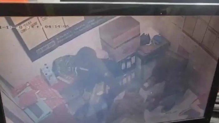 Aksi kawanan rampok di salah satu minimarket di Tambun Selatan, Kabupaten Bekasi terekam CCTV.