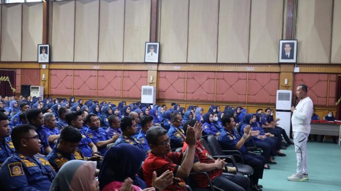 Wali Kota Bekasi, Dr. Tri Adhianto, memberikan pengarahan pada acara penyerahan Surat Keputusan (SK) Pegawai Pemerintah dengan Perjanjian Kerja (PPPK) bagi jajaran Dinas Pemadam Kebakaran dan Penyelamatan Kota Bekasi di Balai Patriot, Jumat (11/7/2025).