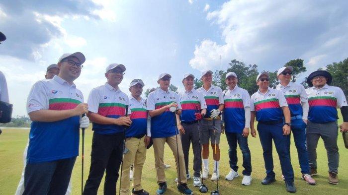 Sandiaga Uno saat mengikuti World Tourism Day Golf Geopark Challenge di Black Rocks Golf, Sabtu (2/9/2023).