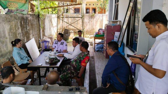Pihak Kantor Imigrasi Kelas I TPI Pangkalpinang, bidang penindakan bersama sejumlah unsur saat melakukan pemeriksaan adanya indikasi kasus TPPO warga Kelurahan Dul, Pangkalan Baru, Rabu (30/8/2023). (Ist/Camat Pangkalan Baru)