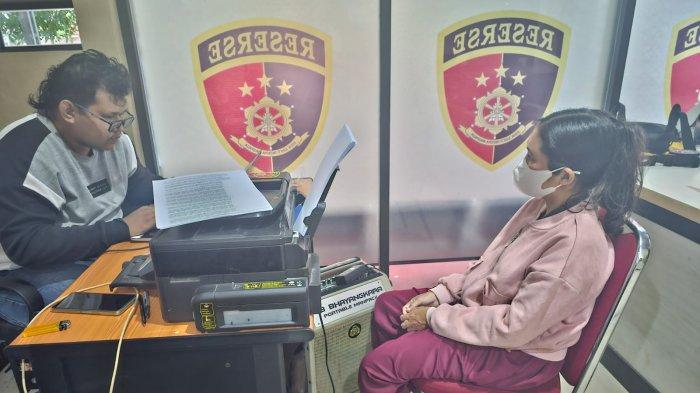 Su alias Wati (37) seorang ibu rumah tangga asal Kecamatan Toboali saat menjalani pemeriksaan di ruang Satreskrim Polres Bangka Selatan, Selasa (10/10/2023). Wati ditangkap polisi usai terlibat kasus penipuan arisan bodong.
