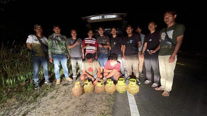 Polisi saat mengamankan pelaku.