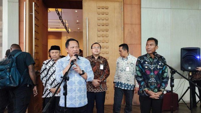 Mendagri Tito Karnavian didampingi Pj Gubernur Kepulauan Babel Suganda P Pasaribu usai menghadiri rakor pengendalian inflasi di Belitung pada Jumat (15/9/2023).