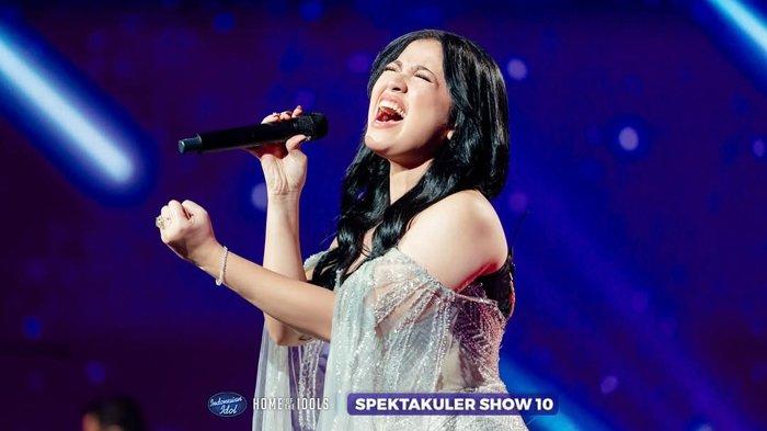 SHABRINA LEANOR - Penampilan Shabrina Leanor di panggung Spektakuler Show 10 Indonesian Idol tadi malam, Senin (24/3/2025) malam. Shabrina Leanor berhasil lolos TOP 4 dan siap masuk ke babak Spektakuler Show 11 untuk memperebutkan TOP 3.