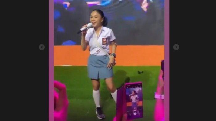 Tampilan Yuni Shara kala mengenakan seragam SMA, rambut dikuncir dua, rok super pendek