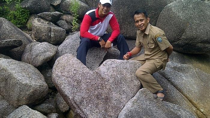 Batu berbentuk hati di Pantai Batu Bedil
