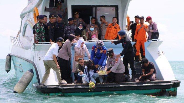 Keluarga pilot Helikopter NBO-105/P-1103 AKP Arif Rahman Saleh tabur bunga di perairan Belitung Timur, Minggu (11/12/2022).