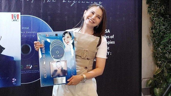 Rossa saat menerima penghargaan 4x Platinum Awards di kawasan Kemang Jakarta Selatan, Senin (26/6/2023).