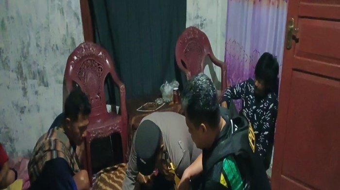 Personel Polsek Pendopo, Kabupaten Empat Lawang, saat membantu mengantarkan balita Meilani yang meninggal dalam gendongan ayahnya, Martadinata. Kisah pilu orangtua yang berjalan kaki 10 km dalam gelap antar anak berobat, namun balita 4,5 tahun itu meninggal dalam gendongan ayahnya.