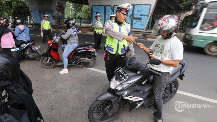 Ilustrasi. Anggota Satuan Lalu Lintas Satwil Polres Jakarta Selatan dipimpin Ipda Beny Muchtar SH melakukan pemeriksaan surat-surat kendaraan saat razia di Jalan Tentara Pelajar, Jakarta Selatan, Senin (16/12/2019).
