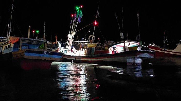 Sejumlah nelayan Kelurahan Ketapang, Kecamatan Toboali Kabupaten Bangka Selatan mengevakuasi delapan ABK dan Kapten KLM Berkah Pandawa Setia yang karam di perairan Selat Bangka, Senin (17/7/2023).