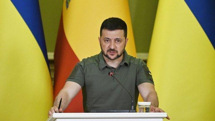 Presiden Ukraina Volodymyr Zelensky menyampaikan konferensi pers bersama dengan Perdana Menteri Spanyol setelah pembicaraan mereka di Kyiv, pada 1 Juli 2023. Perdana Menteri Spanyol Pedro Sanchez tiba di Kyiv pada 1 Juli 2023, untuk memberi sinyal dukungan Uni Eropa untuk Ukraina sebagai komandan negara- in-chief mengatakan dia frustrasi dengan lambatnya pengiriman senjata Barat.