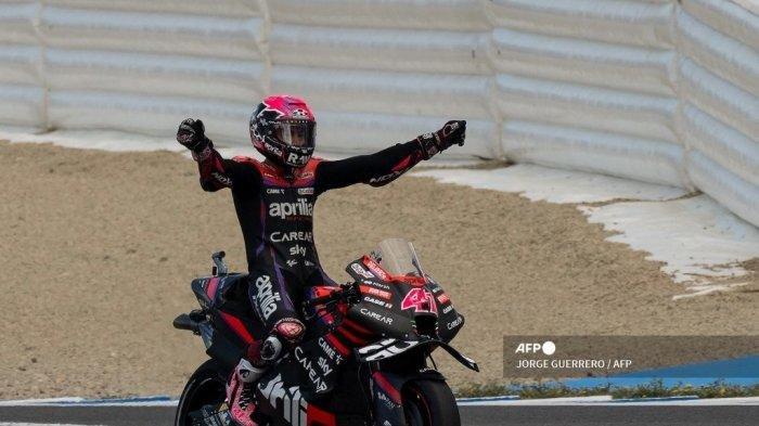 Aleix Espargaro menangi MotoGP Inggris 2023 - Pembalap Aprilia Spanyol Aleix Espargaro merayakan setelah mengambil posisi terdepan selama sesi kualifikasi Grand Prix MotoGP Spanyol di arena balap Jerez di Jerez de la Frontera pada 29 April 2023.