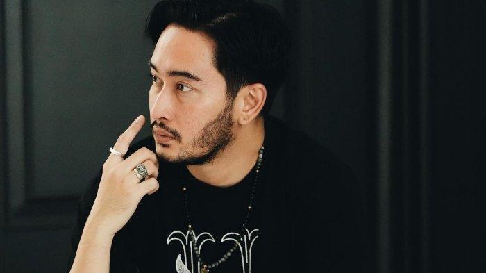 Biodata Jeje Govinda suami Syahnaz Sadiqah. FOTO: Jeje Govinda berpose mengenakan kaus hitam, sebagaimana melansir Instagram ritchieismail, Rabu (21/6/2023).