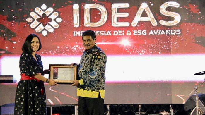 Bupati Belitung Sahani Saleh menerima penghargaan pemimpin berpengaruh di media digital sub kategori bupati dalam acara yang berlangsung di rbanview Hotel Belitung Lodge, Jumat (4/8/2023) malam.